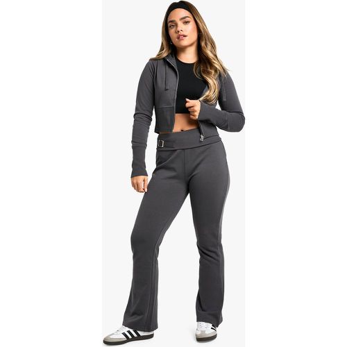 Tuta sportiva Petite con pantaloni a zampa, zip e fondo ampio - boohoo - Modalova