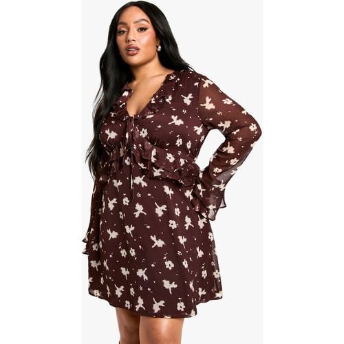 Vestito grembiule Plus Size in chiffon a fiori scuro - boohoo - Modalova