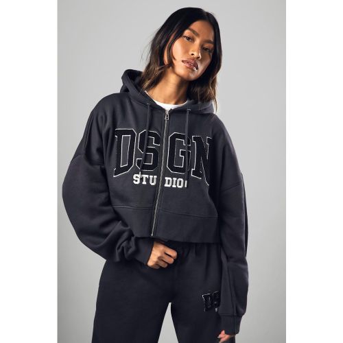 Felpa corta squadrata DSGN con applique in spugna, zip e cappuccio - boohoo - Modalova