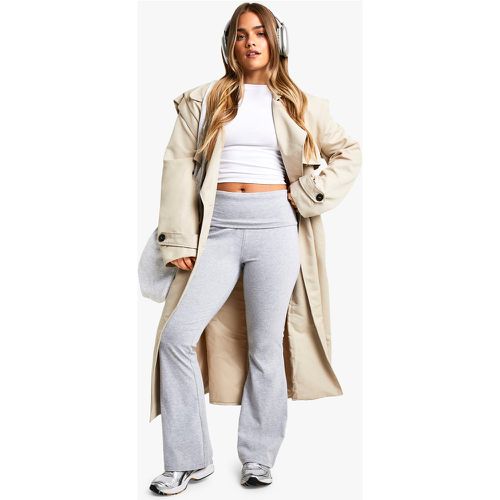 Pantaloni a zampa Petite in jersey di cotone con fascia in vita ripiegata - boohoo - Modalova