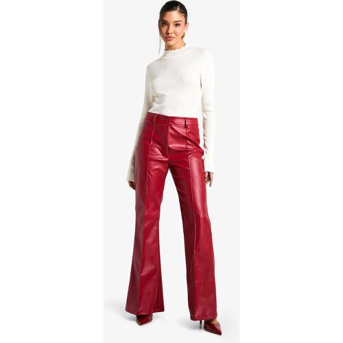 Pantaloni a zampa effetto pelle a vita alta con cuciture frontali - boohoo - Modalova