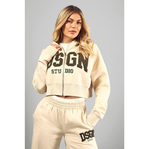 Felpa squadrata corta Dsgn Studio con applique in spugna, zip e cappuccio - boohoo - Modalova