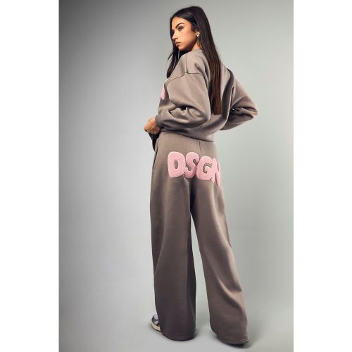 Pantaloni tuta dritti Dsgn con applique in spugna - boohoo - Modalova