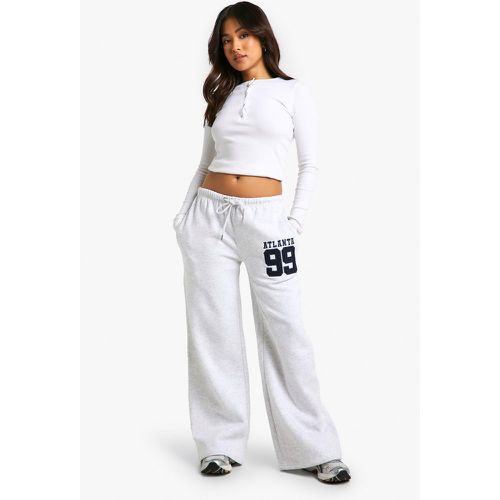 Pantalón Deportivo Petite De Pernera Ancha Con Aplique - boohoo - Modalova