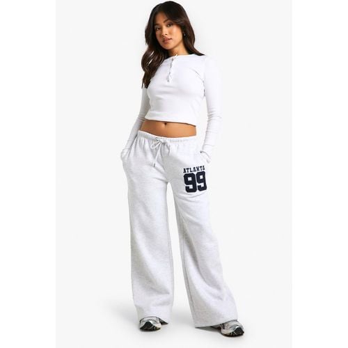 Pantaloni tuta Petite a gamba ampia con applique - boohoo - Modalova