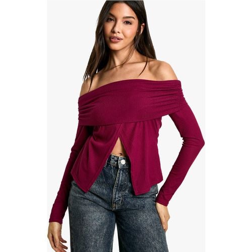 Top a coste morbide con scollo Bardot e spacco sul fondo - boohoo - Modalova