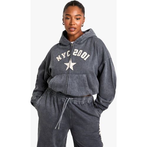 Felpa Plus Size slavata con applique NYC, zip e cappuccio - boohoo - Modalova