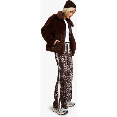 Pantaloni a gamba ampia con stampa leopardata e righe laterali - boohoo - Modalova