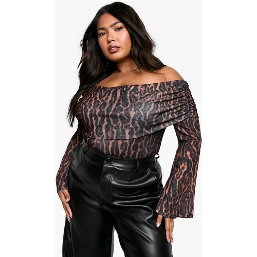 Body Plus Size leopardato con scollo Bardot e ruches - boohoo - Modalova