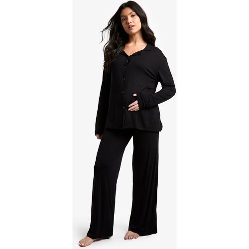 Set pigiama Premaman a maniche lunghe con camicia & pantaloni - boohoo - Modalova