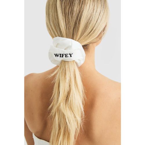 Elastico per capelli da sposa in raso con ricamo Wifey - boohoo - Modalova