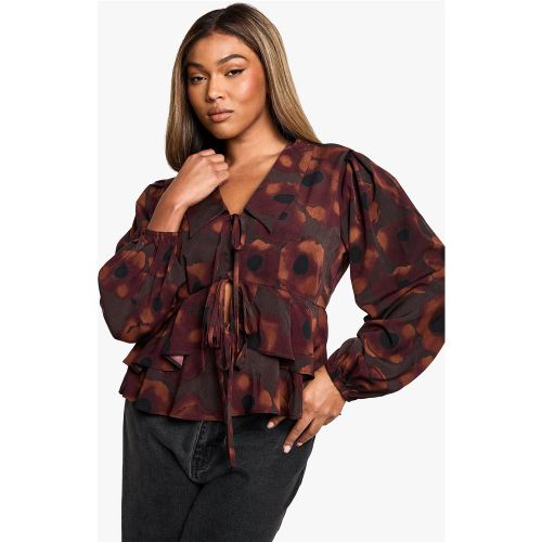 Blusa Plus Size a fiori con arricciature e laccetti frontali - boohoo - Modalova