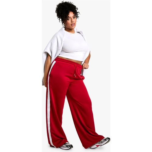 Pantaloni tuta dritti Plus Size in tricot con striscia laterale - boohoo - Modalova