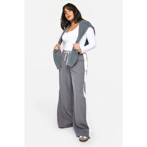 Pantaloni Plus Size a gamba ampia a righe con laccetti in vita - boohoo - Modalova