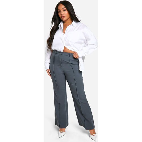 Pantaloni sartoriali Plus Size con gamba a zampa - boohoo - Modalova