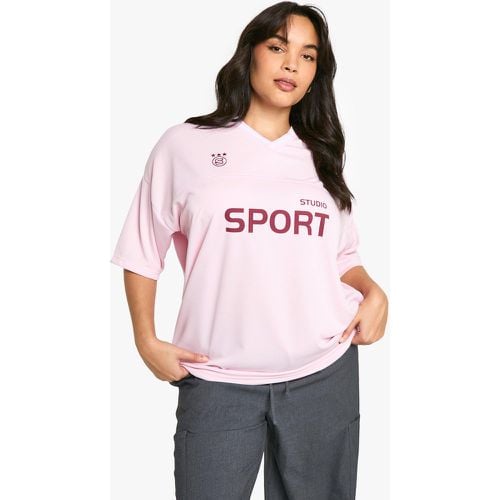 Camiseta Plus Oversize De Fútbol Con Escote De Pico Y Estampado Sport Studio - boohoo - Modalova