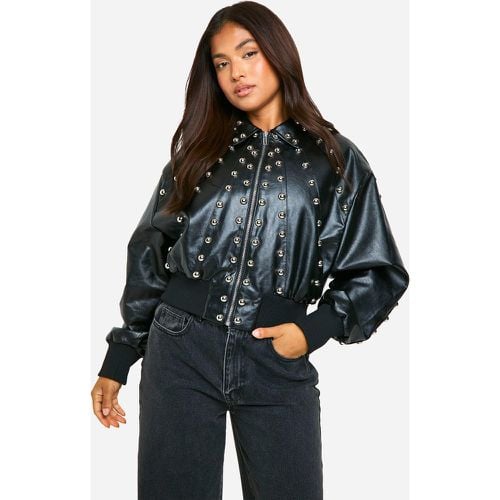 Chaqueta Bomber Petite De Cuero Sintético Con Tachuelas - boohoo - Modalova