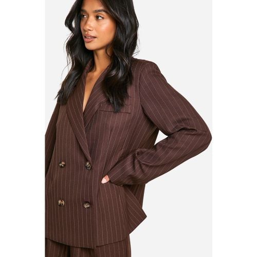 Blazer Petite a doppiopetto a righe verticali - boohoo - Modalova