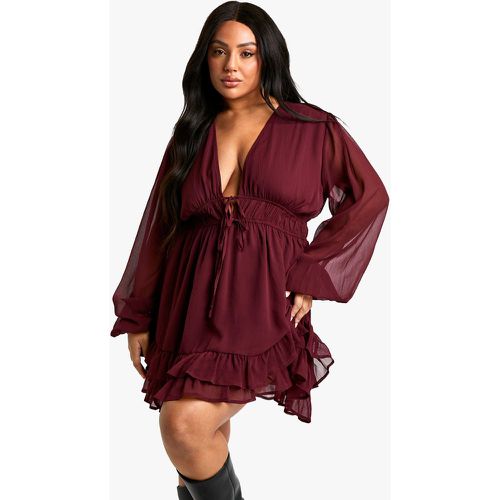 Vestito grembiule Plus Size con balze e laccetti - boohoo - Modalova