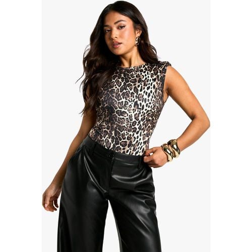 Body Petite con stampa leopardata e spalline imbottite - boohoo - Modalova