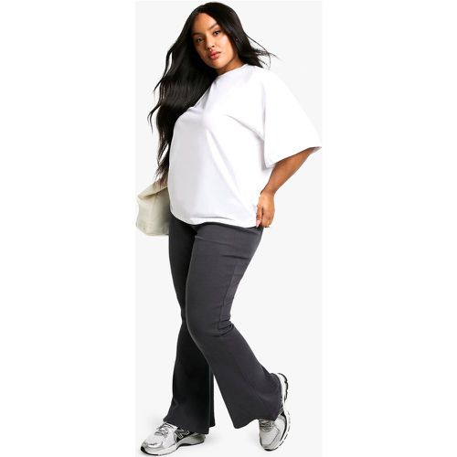 Pantaloni a zampa Plus Size a coste pesanti - boohoo - Modalova