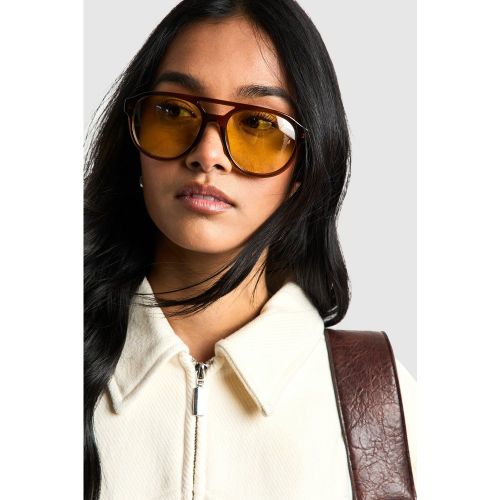 Occhiali da sole stile aviatore retrò con lenti arancioni - boohoo - Modalova