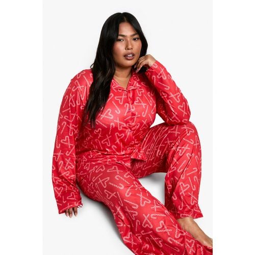 Set pigiama Plus Size con pantaloni lunghi e fiocco a forma di bastoncino di zucchero - boohoo - Modalova