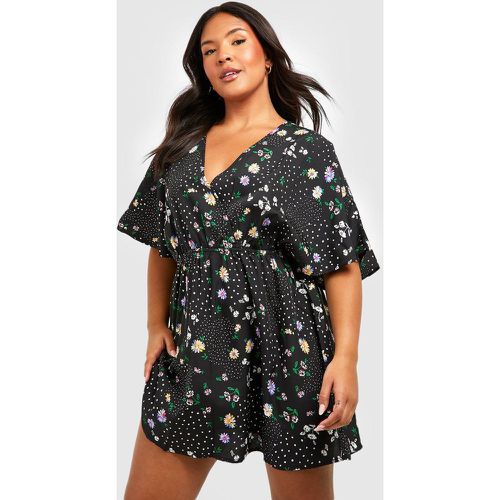 Vestito Skater Plus Size a incrocio a fiori misti - boohoo - Modalova