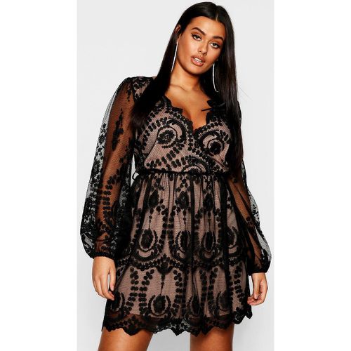 Vestito Skater Plus Size in pizzo con scollo profondo - boohoo - Modalova