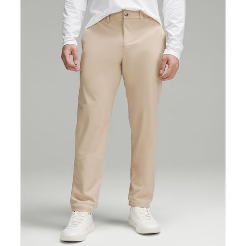 – ABC Chinohose im Classic Fit Warpstreme für Männer – 81 cm – Khaki – Größe 32 - lululemon - Modalova