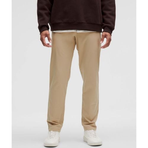 – ABC Hose im Relaxed Fit mit 5 Taschen Warpstreme für Männer – 76 cm – Khaki – Größe 33 - lululemon - Modalova