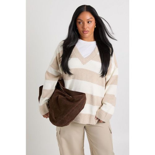 Maglione Plus Size a righe con scollo a V - boohoo - Modalova