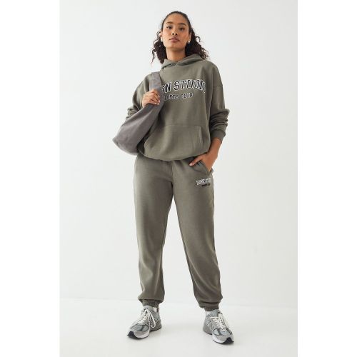 Pantaloni tuta oversize Dsgn Studio con applique e polsini alle caviglie - boohoo - Modalova