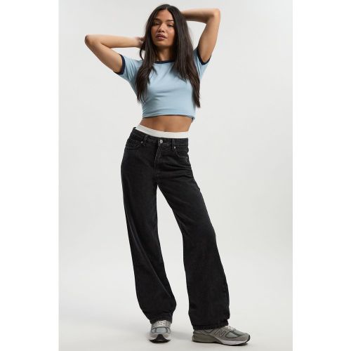 Jeans Basics a vita alta in taglio maschile - boohoo - Modalova