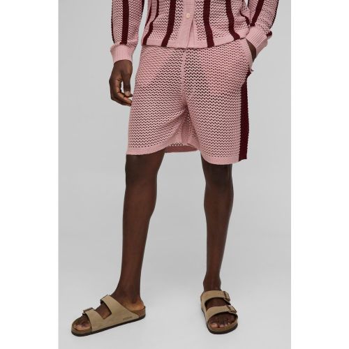 Pantaloncini rilassati in maglia con righe laterali e cuciture aperte - boohoo - Modalova