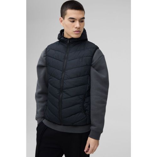 Giacca smanicata trapuntata nera con zip e cappuccio - boohoo - Modalova