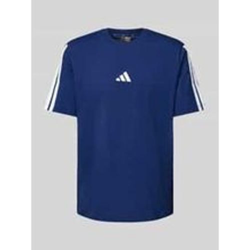 T-Shirt mit Label-Print - adidas Sportswear - Modalova