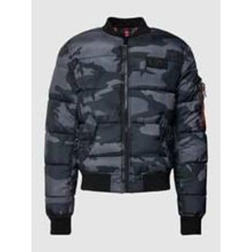 Steppjacke mit Camouflage-Muster - alpha industries - Modalova