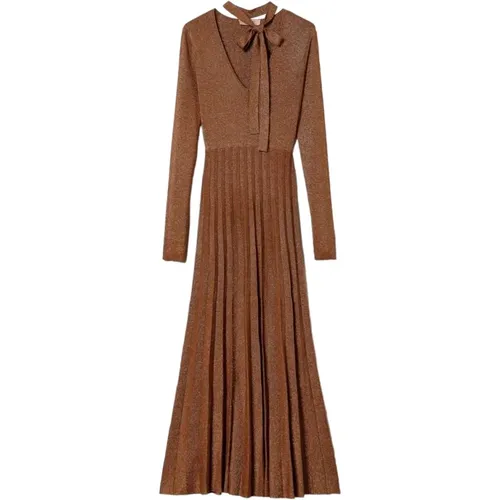 Braunes Plissiertes langes Kleid mit VAusschnitt und Gürtel - Twinset - Modalova