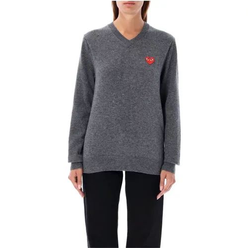 Grauer Strickpullover mit rotem Herz-Patch , Damen, Größe: L - Comme des Garçons - Modalova