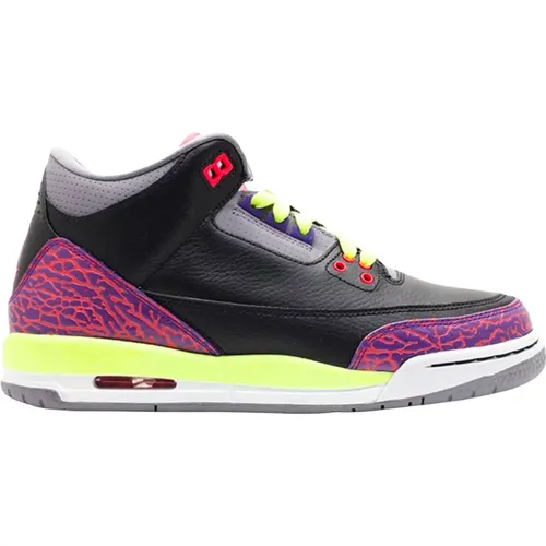 Limited Edition Air Jordan 3 Retro , female, Sizes: 4 1/2 UK, 5 1/2 UK, 5 UK, 7 UK - Nike - Modalova