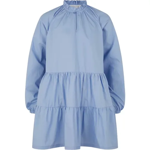 Blaues Kleid mit lockerer Silhouette und Rüschenkragen - Rosemunde - Modalova