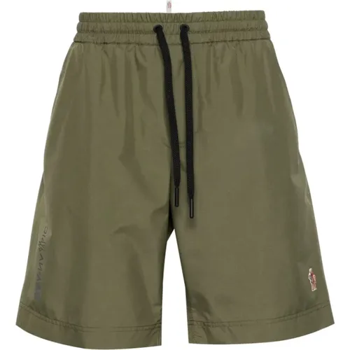 Grüne Wasserdichte Shorts mit Logo-Patch , Herren, Größe: M - Moncler - Modalova