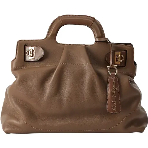 Handbag, Chic and Sophisticated Leather with Gold Metal Details , female, Sizes: ONE SIZE - Salvatore Ferragamo - Modalova