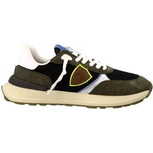 Sneakers with Green Logo Patch , male, Sizes: 8 UK - Philippe Model - Modalova