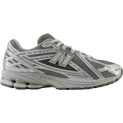 R Unisex Sneakers Elevate Style , male, Sizes: 11 UK, 8 1/2 UK, 7 UK, 6 UK, 9 1/2 UK, 10 UK, 9 UK, 7 1/2 UK - New Balance - Modalova