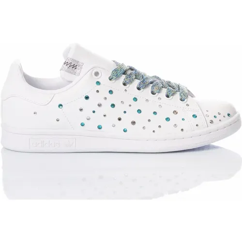 Handgefertigte Hellblaue Weiße Sneakers , Damen, Größe: 35 1/2 EU - Adidas - Modalova