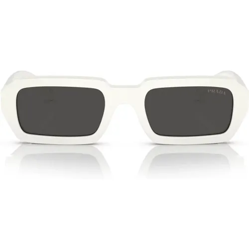 Sonnenbrille mit unregelmäßiger Form in Weiß und dunklen grauen Gläsern - Prada - Modalova