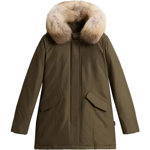 Dunkelgrüner Arctic Raccoon Parka - Woolrich - Modalova