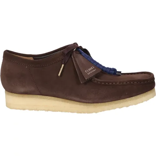 Wallabee suede shoes from . Atypical and bold, this line is designed for a whimsical look that breaks the mold of basic , male, Sizes: 6 1/2 UK, 9 1/2 - Clarks - Modalova